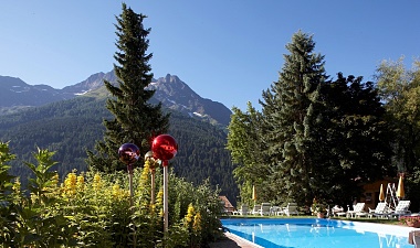 Hotel Gridlon - Pool und Garten