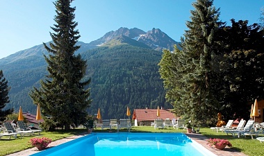 Outdoor Pool Hotel Gridlon